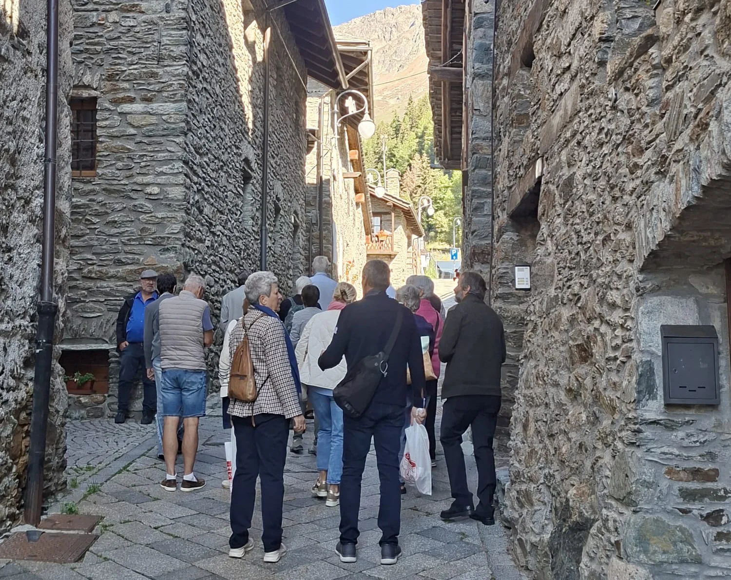 AVIVO_village_avec_people